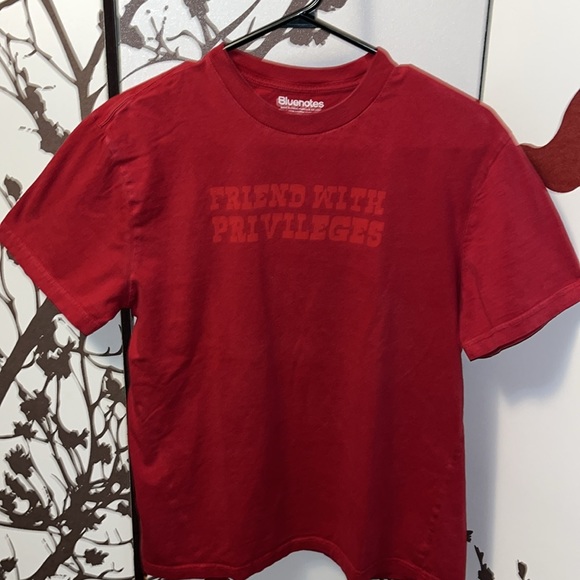 Bluenotes Men’s Size Small Red “Friends with Privileges” Graphic T-Shirt $20 - Picture 2 of 9